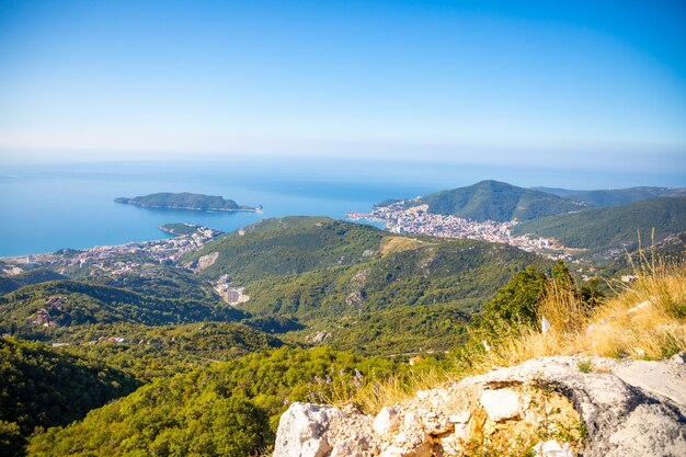 Paysage panoramique de la côte d'été de budva riviera au monténégro vue du haut de la route de montagne