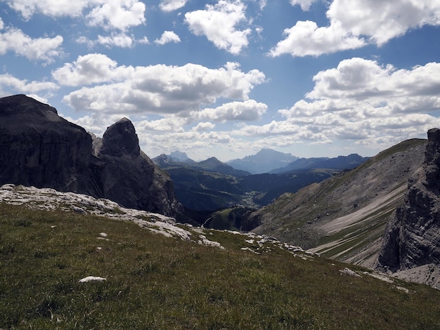 Paysage panoramique des dolomites des montagnes de Puez