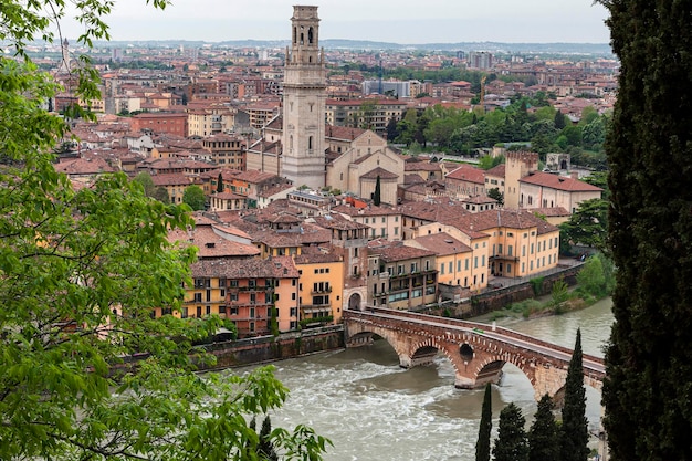 Paysage panoramique avec le fleuve Adige et le pont Ponte di Pietra à l'aube Vérone Italie