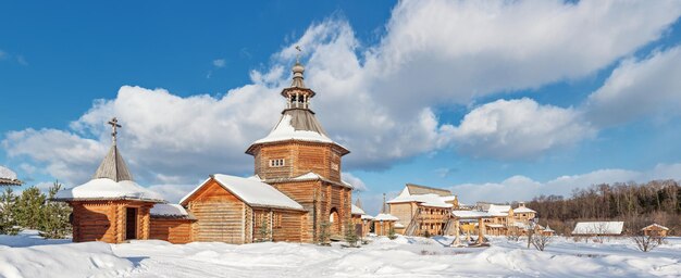 Paysage panoramique d'hiver avec une cour d'église orthodoxe en bois. Cascade Gremiachy près de Sergiev Posad, Russie