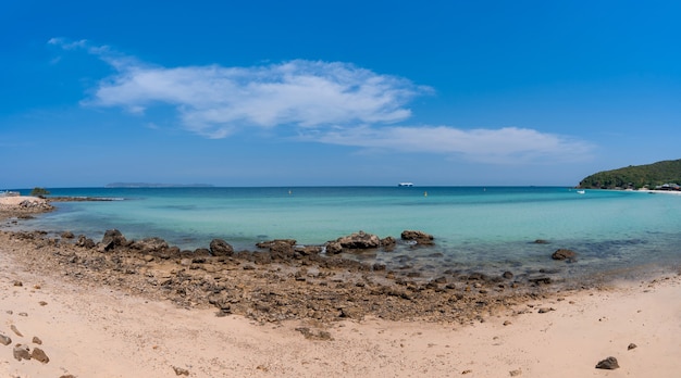 Paysage panoramique d'une large plage de sable et de rochers avec une mer bleue et un ciel clair avec des nuages, détendez-vous avec une vue calme sur le paysage marin sur la plage de Thian, île de Koh Larn, Chonburi, Thaïlande