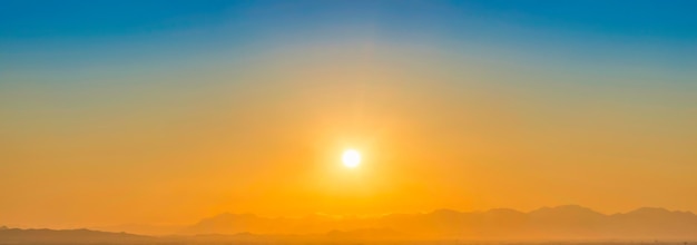 Paysage panoramique des montagnes au coucher du soleil