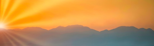 Paysage panoramique des montagnes au coucher du soleil
