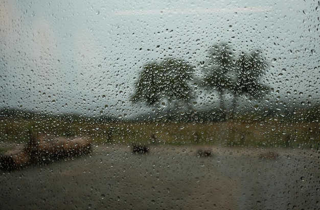 Paysage par temps de pluie à travers la fenêtre