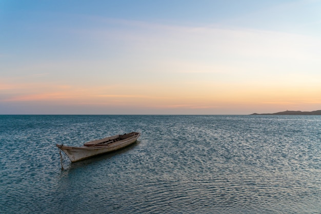 Paysage de paradis plage tropicale, lever du soleil, coucher du soleil, avec un bateau