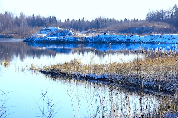 paysage de parc de novembre, temps de neige de noël, dans un parc de la ville avec un étang