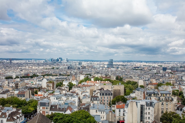 Paysage de Paris avec une belle vue du haut des quartiers historiques européens