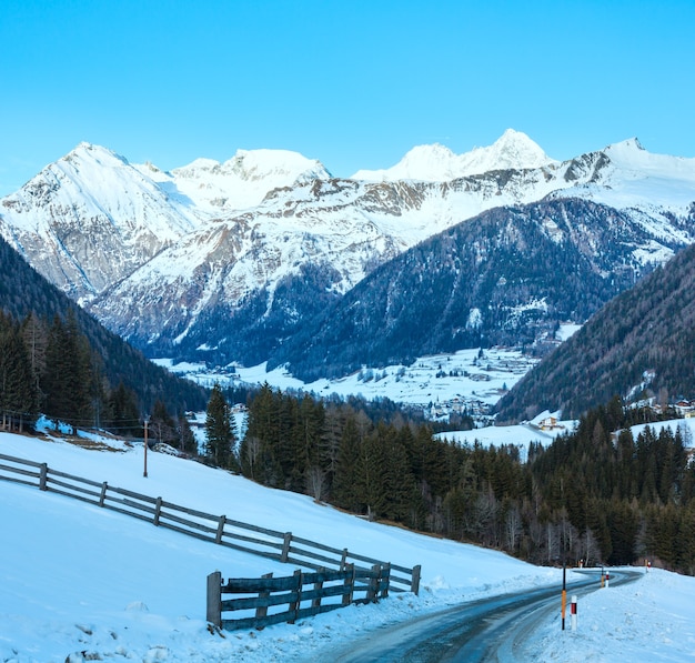 Paysage de pays de montagne d'hiver avec route sur pente (Autriche).