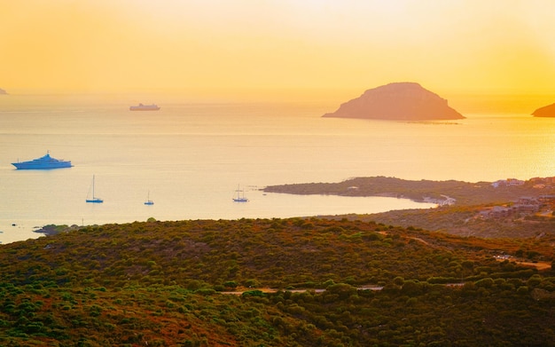 Paysage et paysage de Golfo Aranci à Costa Smeralda, île de Sardaigne en Italie en été. Province de Sassari près d'Olbia et de Cagliari. En mer Méditerranée. Yachts, bateaux et navires. Technique mixte.