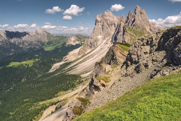 Paysage paysage avec haute montagne rocheuse et sablonneuse