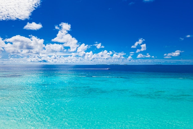 Paysage paysage marin vue aérienne sur la lagune de la mer des Maldives hors-bord passant par