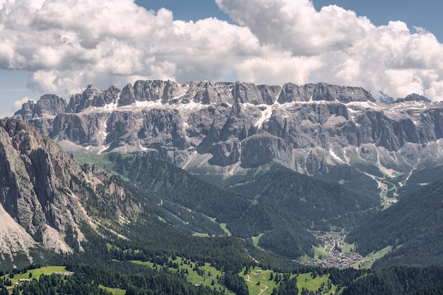 Paysage paysage avec montagne et colline sous le ciel