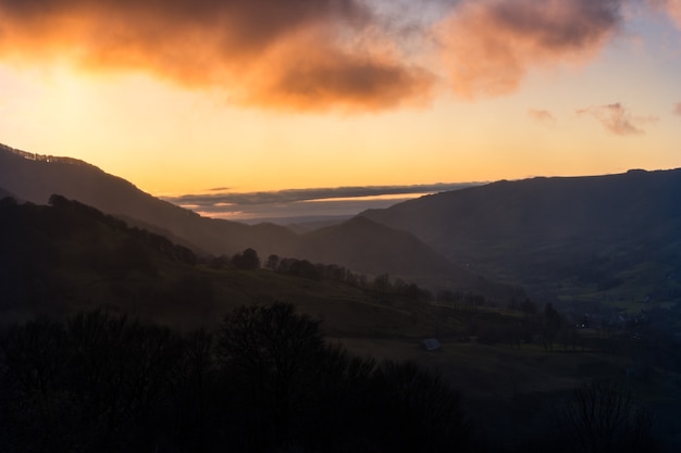 Paysage de paysages dans les montagnes d'Auvergne, France