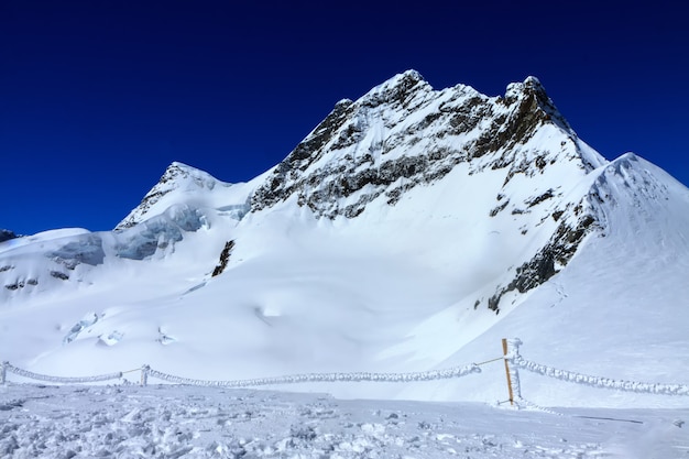 Paysage de pic de brouillard de montagne.