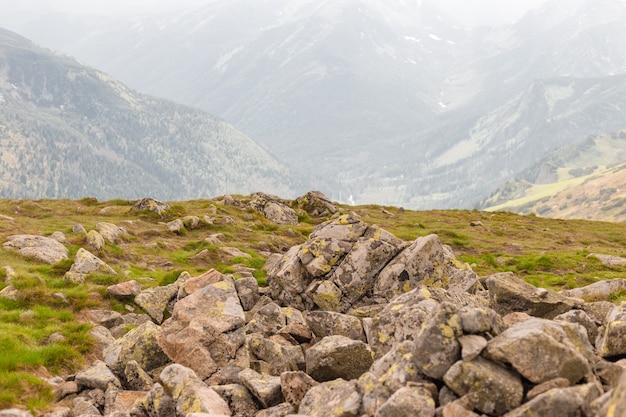 Paysage de pierre, debout vide au sommet d'une vue sur la montagne.