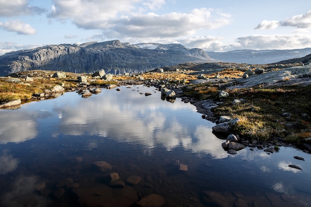 Paysage de pierre et d'eau dans les montagnes.