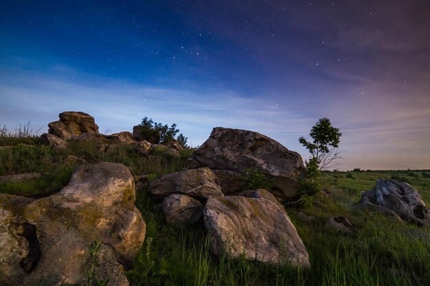 Paysage de pierres de nuit