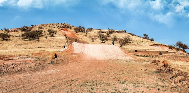 Le paysage de la piste de motocross