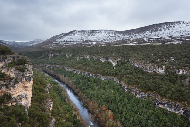 Paysage pittoresque du canyon de l&#39;Èbre en hiver à Burgos, Castille et Leon, en Espagne.