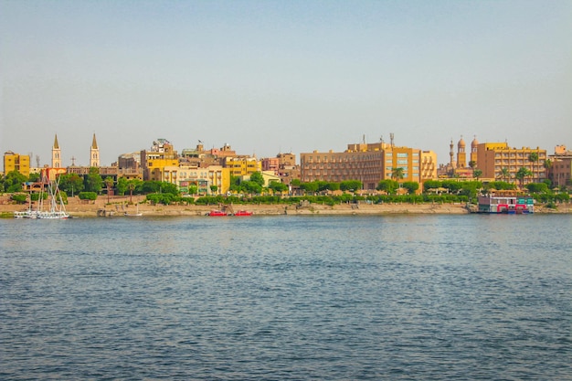 Le paysage pittoresque du Nil près de la ville de Louxor, en Égypte.