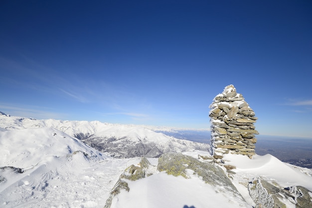 Paysage pittoresque d'hiver dans les Alpes italiennes avec de la neige.