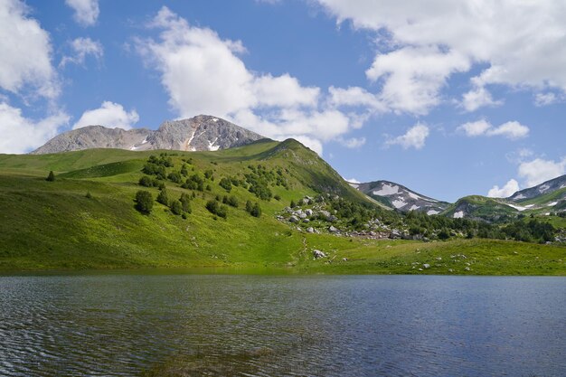 Paysage pittoresque avec un lac au pied de la montagne