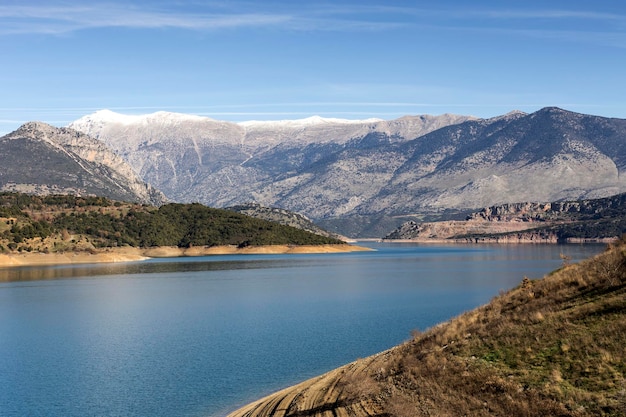 Paysage pittoresque lac Mornos dans les montagnes lors d'une journée d'hiver ensoleillée Péloponnèse Grèce centrale