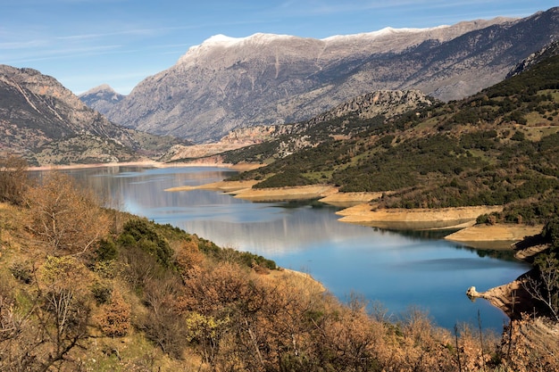 Paysage pittoresque lac Mornos dans les montagnes lors d'une journée d'hiver ensoleillée Péloponnèse Grèce centrale