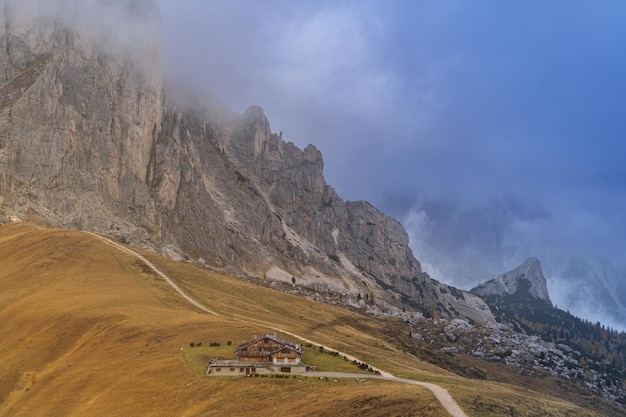 Paysage pittoresque de Paso Giau dans les montagnes des Dolomites en Italie