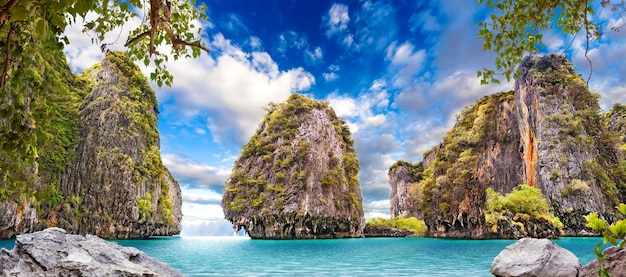 Paysage pittoresque de Phuket. Paysage marin et plage paradisiaque. Paysage mer et île de Thaïlande.