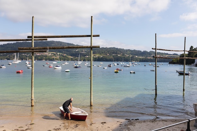 Paysage de la plage et de la baie avec des bateaux de la ville de Redes en Galice Espagne