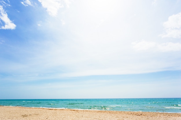 Photo paysage de plage, bord de mer et ciel ensoleillé