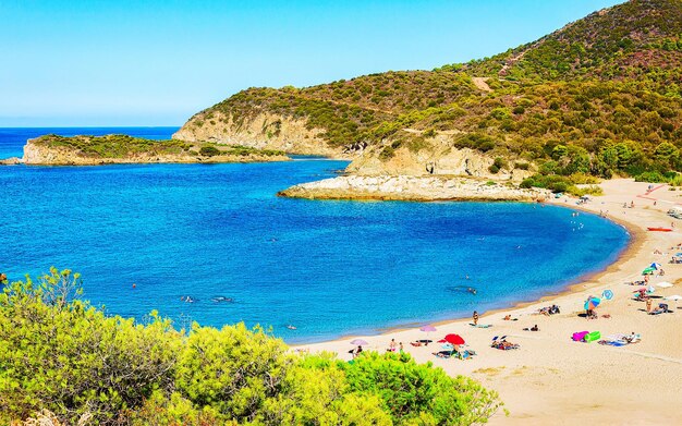 Paysage de la plage de Chia et des eaux bleues de la mer Méditerranée dans la province de Cagliari dans le sud de la Sardaigne en Italie. Paysage et nature. Technique mixte.