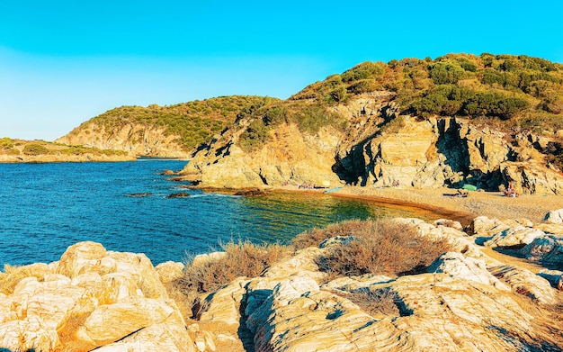 Paysage de la plage de Chia et des eaux bleues de la mer Méditerranée dans la province de Cagliari dans le sud de la Sardaigne en Italie. Paysage et nature. Technique mixte.