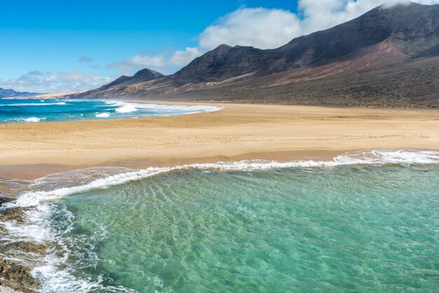 Paysage de plage de cofete, aux eaux turquoises sur l'île de Fuerteventura, Espagne - Canaries.