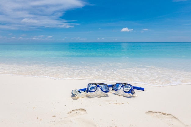 Paysage de plage d'été avec lunettes de plongée sur sable doux, aventure de liberté d'activités récréatives