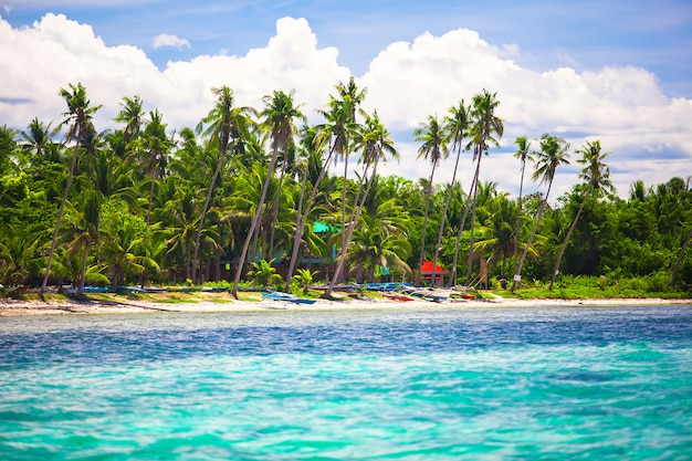 Paysage de plage d'île tropicale avec un ciel bleu parfait