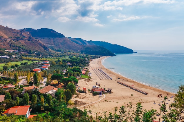 Paysage de plage et de mer avec Sperlonga, Latium, Italie. Village balnéaire pittoresque avec une belle plage de sable et une eau bleue claire dans une baie pittoresque. Célèbre destination touristique de la Riviera de Ulisse