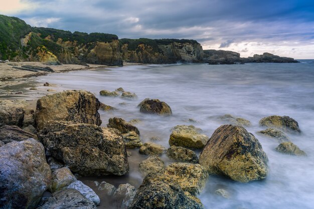 Paysage de plage de Mexota dans les Asturies, Espagne