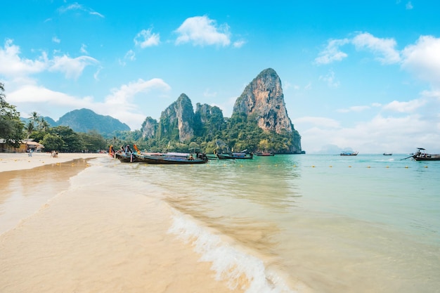 Paysage de plage et de montagnes rocheuses en étéKrabi Thaïlande