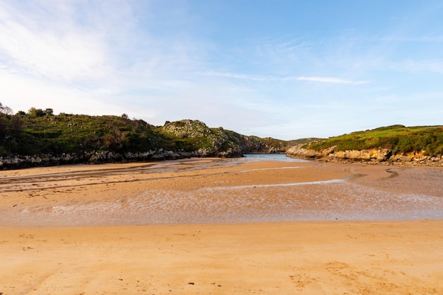 Paysage de plage de poo sur la côte asturienne