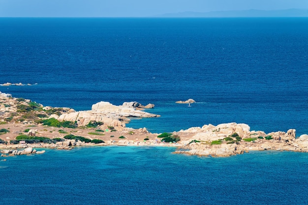 Paysage Avec Plage Près De La Côte De Capo Testa à Santa Teresa Gallura En Mer Méditerranée Sur L'île De Sardaigne, Italie. Station Européenne Sarde