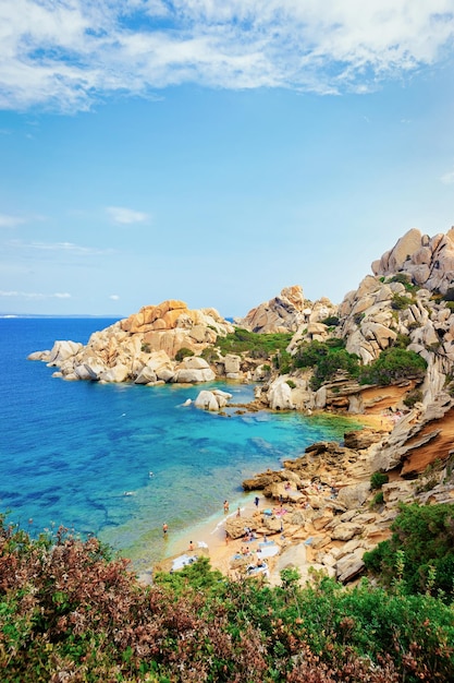 Paysage avec plage près de la côte de Capo Testa à Santa Teresa Gallura sur la mer Méditerranée sur l'île de Sardaigne, Italie. Station européenne sarde