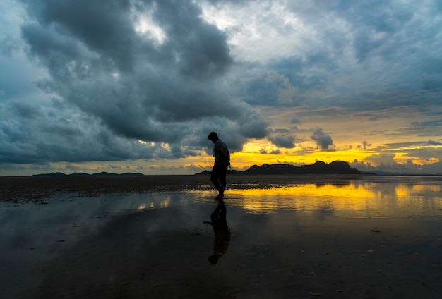 Paysage de plage tropicale avec coucher de soleil