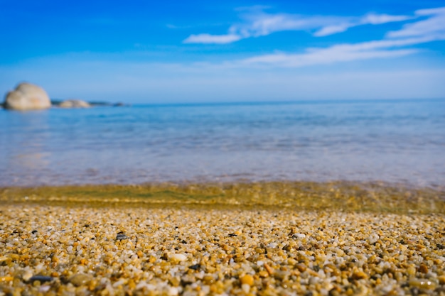 Paysage de plage tropicale et mer avec un ciel bleu.