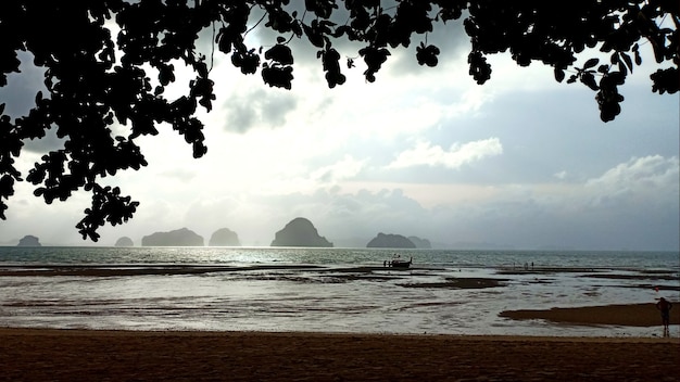 Paysage plage Tubkaek coucher de soleil Krabi Thaïlande