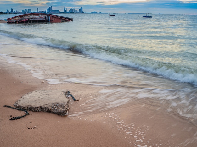 Paysage de plages avec accident de mer et de bateau, Pattaya, Thaïlande.