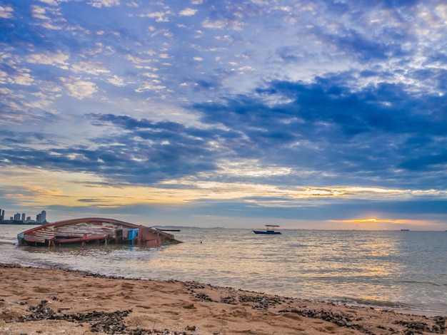 Paysage de plages avec accident de mer et de bateau, Pattaya, Thaïlande.