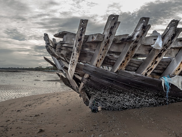 Paysage de plages avec accident de mer et de bateau