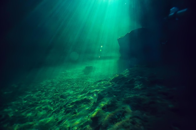 paysage plongée dans cenote, brouillard sous-marin sulfure d'hydrogène, aventure extrême au mexique